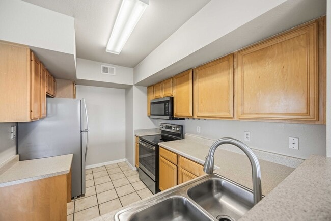 Building Photo - 2/2 condo with beautiful water views available now for an annual lease