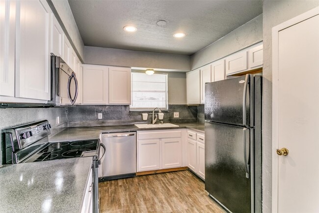 Building Photo - 204 Windmere Circle