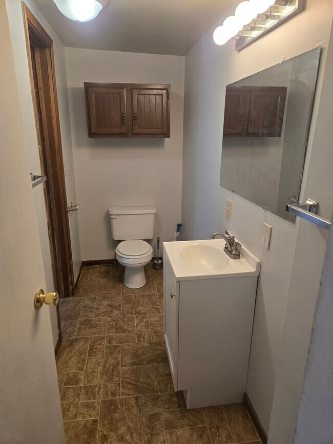 Building Photo - Characteristic 3-Bedroom Home with Dual Ga...