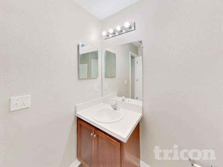Building Photo - 10908 Golden Silence Dr