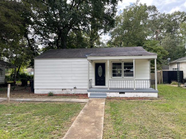 Primary Photo - Newly Renovated 3 bed/2 bath - great locat...