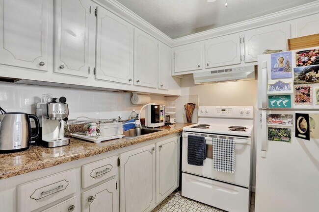 Building Photo - 86 Lyndhurst D
