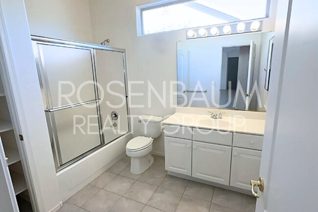 Building Photo - Stunning 2-beds, 2-baths home located in t...
