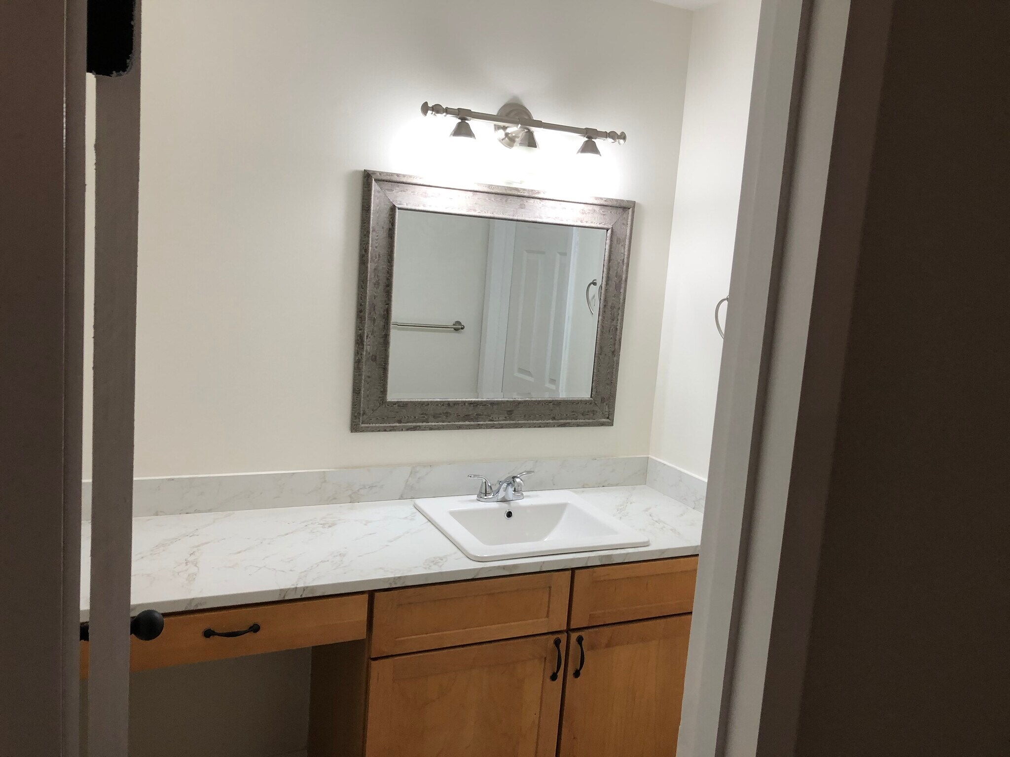 Building Photo - 85 Old Town Rd