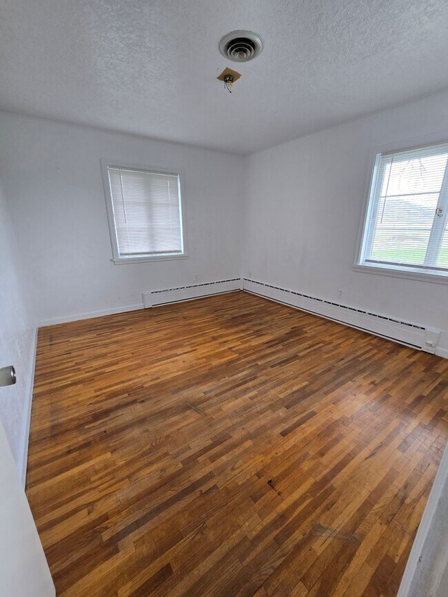 Building Photo - 4 bed, 3 bath house in the country