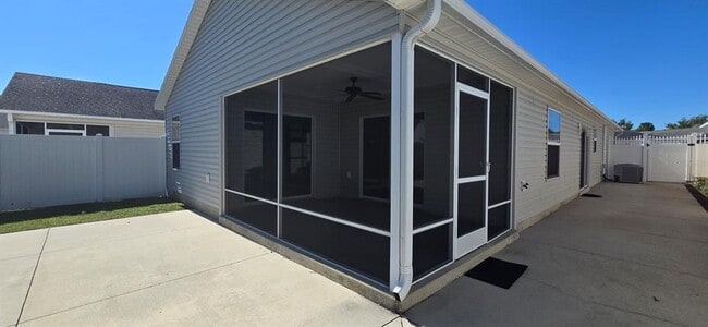 Building Photo - 2577 Lindewood St