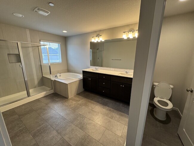 Building Photo - 5 Bedroom Camas Home, Spacious, Fenced Backyard