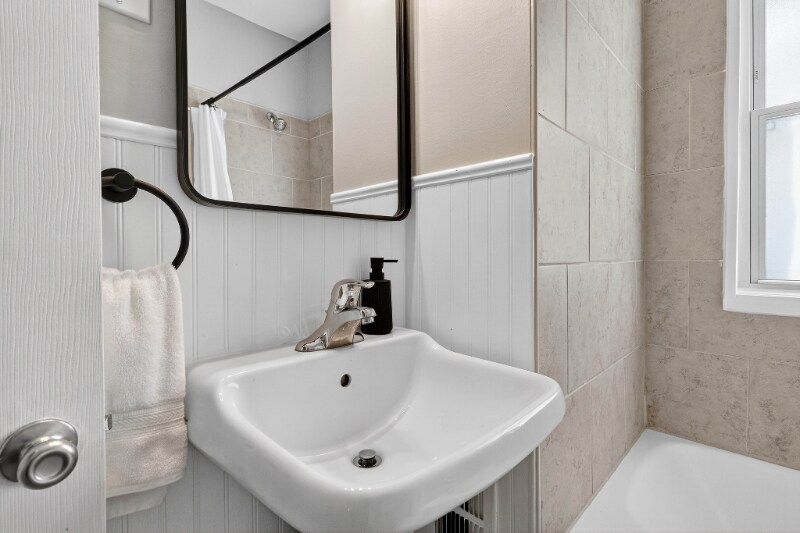 Building Photo - 1561 Cordova Ave