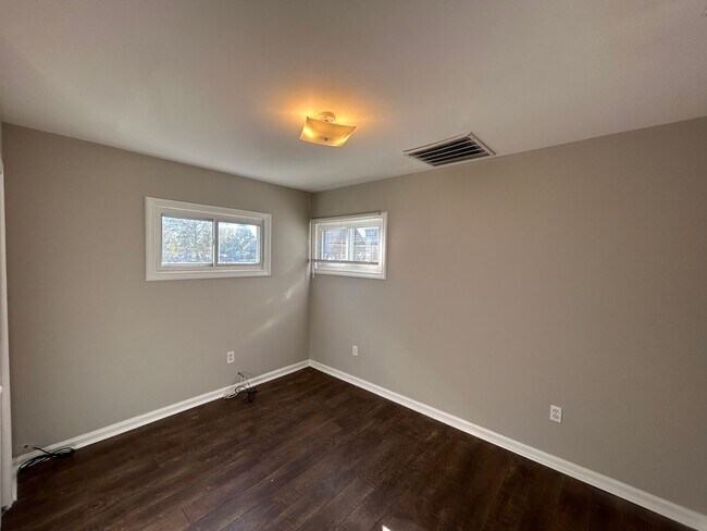 Building Photo - 4 bedroom 2 bath - Levittown