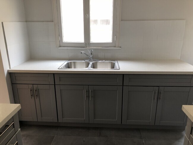 Kitchen - 354 N Ogden Dr