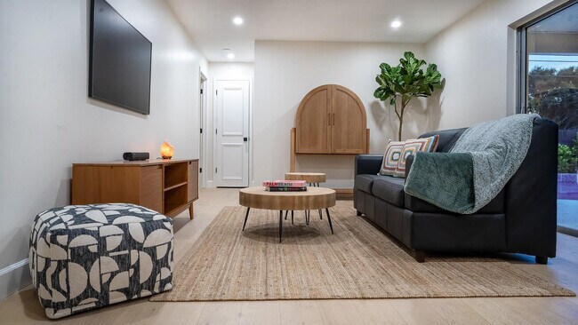 Building Photo - 518 Sunshine Dr