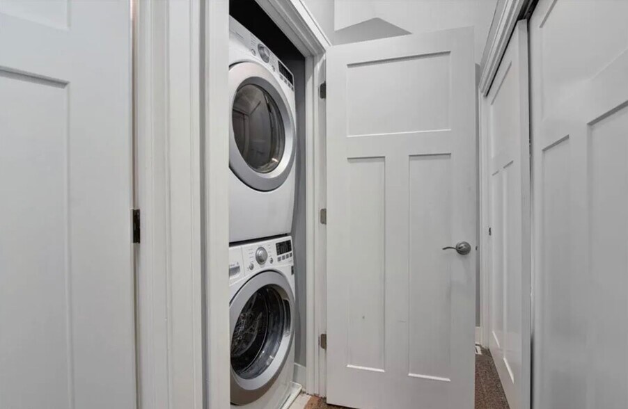 Building Photo - 4424 Bridge Ave