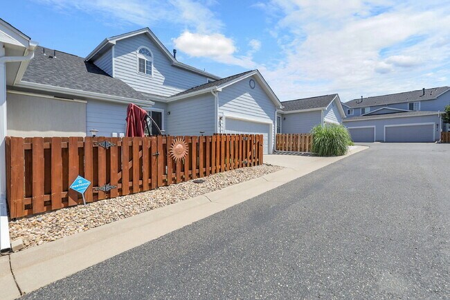 Building Photo - $2,640.95- 3 Bed, 3 Bath Townhome in Aurora with Central AC, In Unit Laundry and Patio Space!