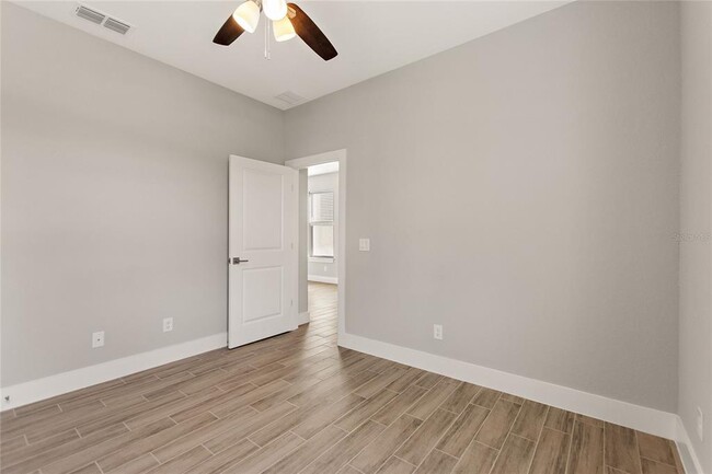 Building Photo - 123 Tulip Ln
