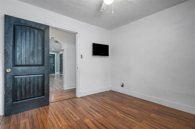 Building Photo - 1219 Park Ln