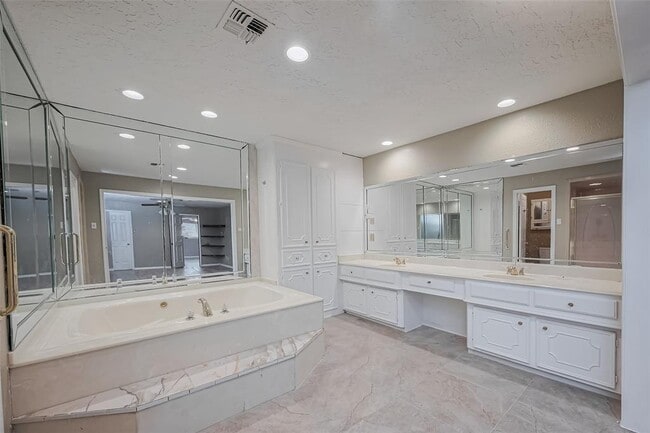 Building Photo - 4015 Black Locust Dr