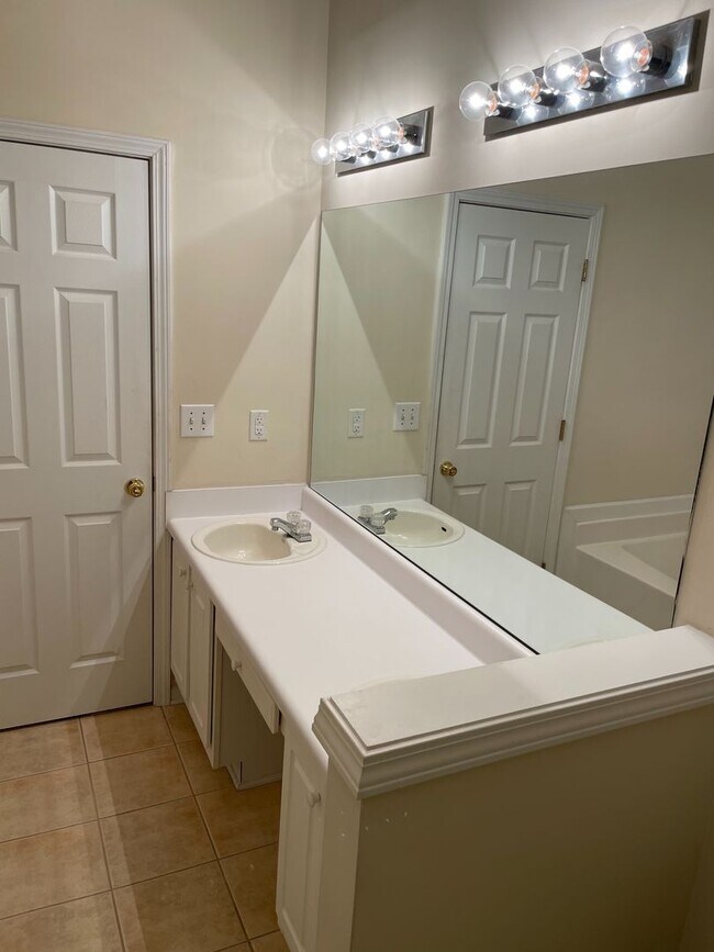 Building Photo - 2500 Hillvale Cir