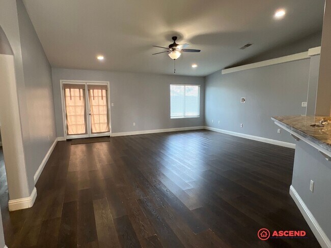 Building Photo - Beautiful 3 Bedroom in NW Bakersfield Centrally Located