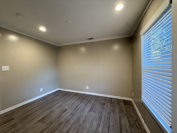 Building Photo - 118 E Semands St