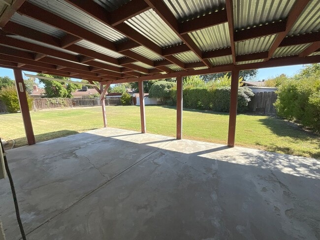 Building Photo - Charming Clovis 3/2 Home with New Solar System * Move-In Bonus! *