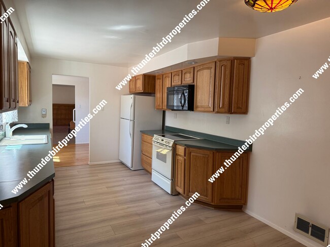 Building Photo - Desired NE location near Sandia High School and Uptown - MOVE IN SPECIAL $250.00 off first months...