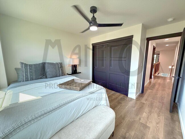 Building Photo - Beautiful Townhouse Steps From Centennial ...