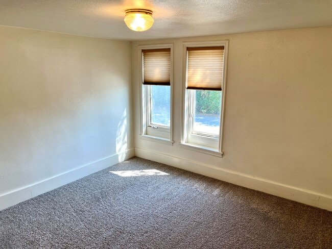Primary Photo - 408 E Porter St
