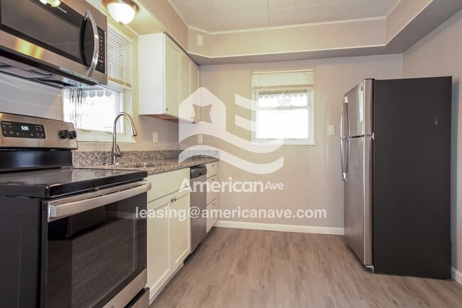 Building Photo - 1260 Summerlea Ave