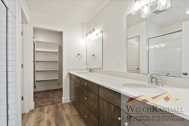 Building Photo - Live in Style – 3 Bed, 2.5 Bath Townhome i...