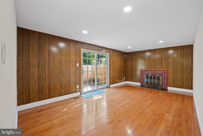 Building Photo - 3301 Fallowfield Dr