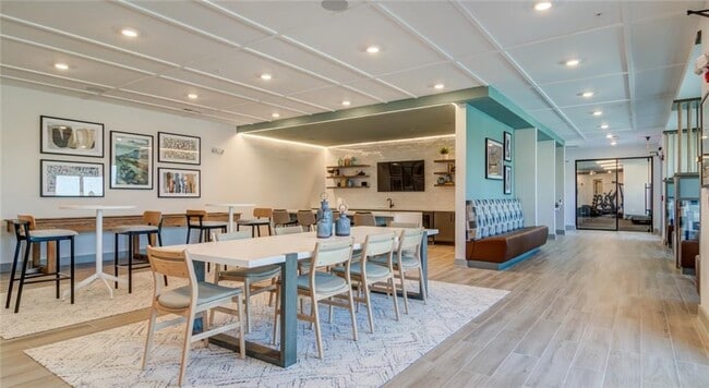 Building Photo - 1000 Rea Dr SW