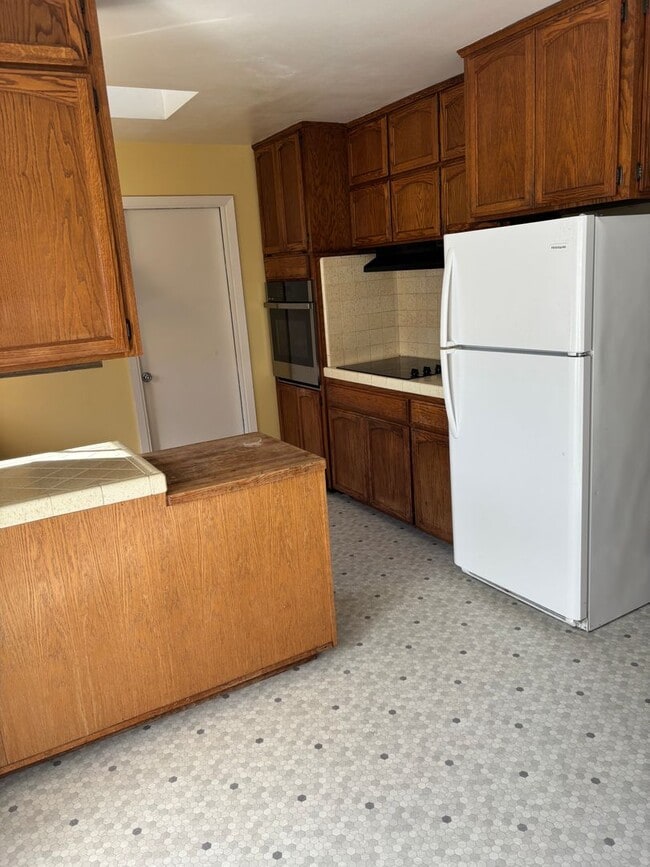 Building Photo - 4 bedroom 2 bath upper west side