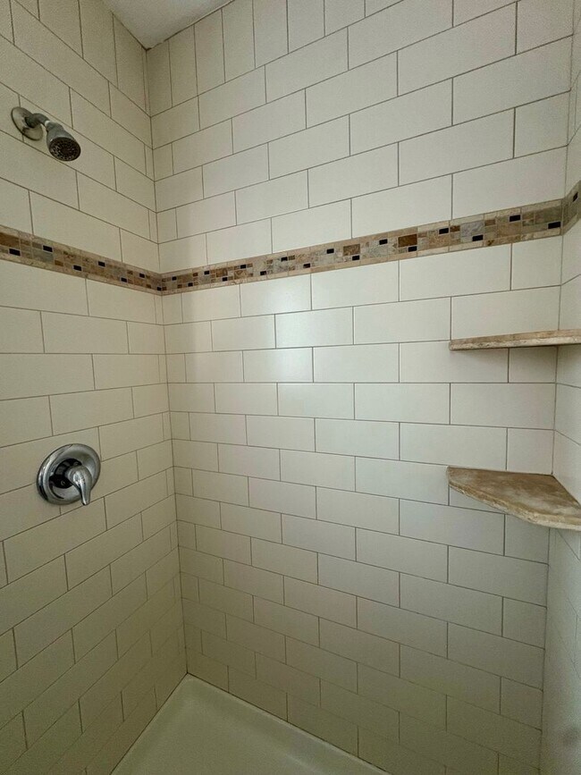 Building Photo - 3 bedroom / 2 bath upstairs unit in the heart of Hillcrest!