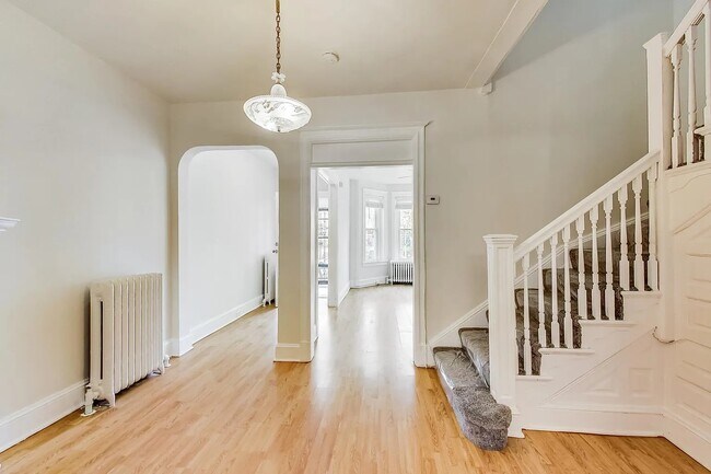 Building Photo - 137 R St NE