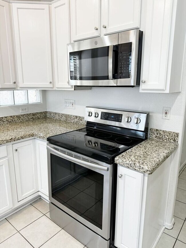 Building Photo - ABSOLUTELY STUNNING 4BR 2.5BA, OVER 2100SQFT, COMMUNITY POOL, CHANDLER