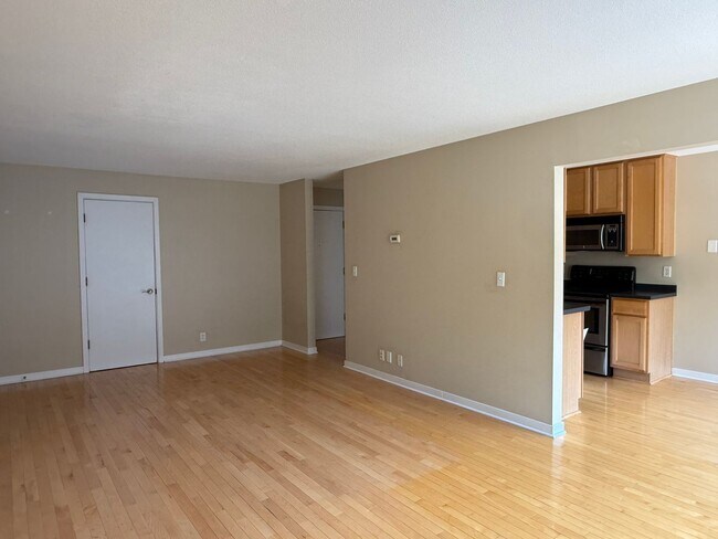 Building Photo - Lovely Lowry Hill 1 Bedroom Condo