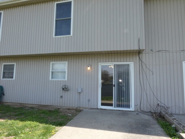 Building Photo - Town Home in North Kansas City!