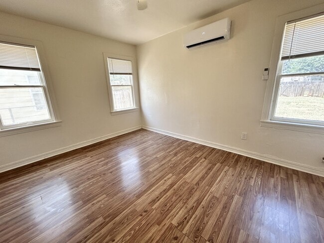 Building Photo - 114 N Avenue V