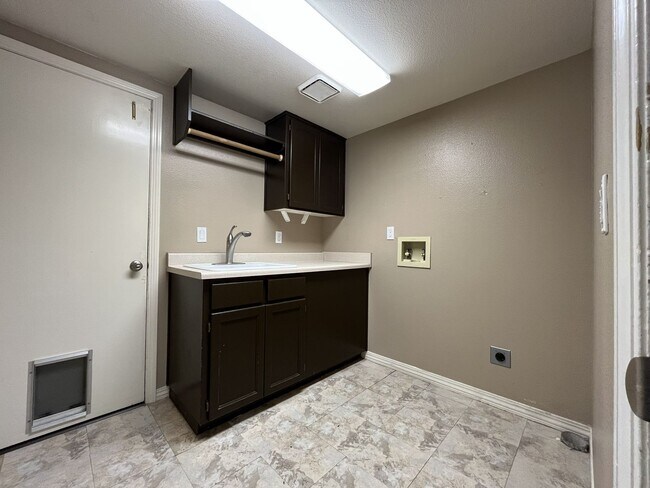 Building Photo - Stunning 4BR Home with Formal Living & Dining, Office & Gourmet Kitchen