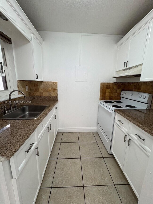 Building Photo - 633 S Royal Poinciana Blvd