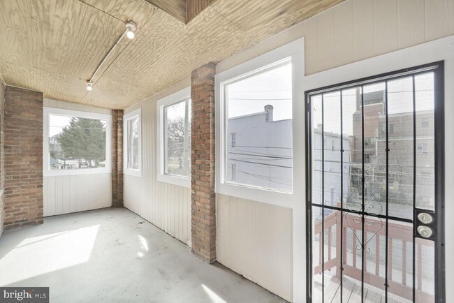 Building Photo - 2329 Fairlawn Ave SE