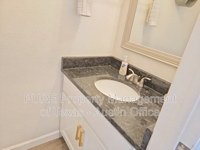 Building Photo - 2109 Maxwell Ln