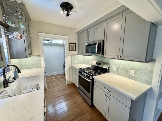 Building Photo - Charming 2-Bedroom Home with Modern Upgrades in Downtown Long Beach