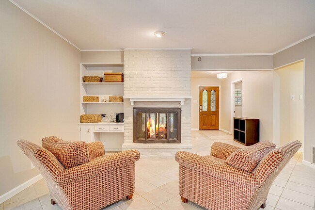 Building Photo - Welcome to this beautiful 3-bedroom, 2-bat...