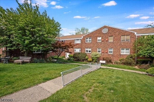 Building Photo - 300 Claremont Ave