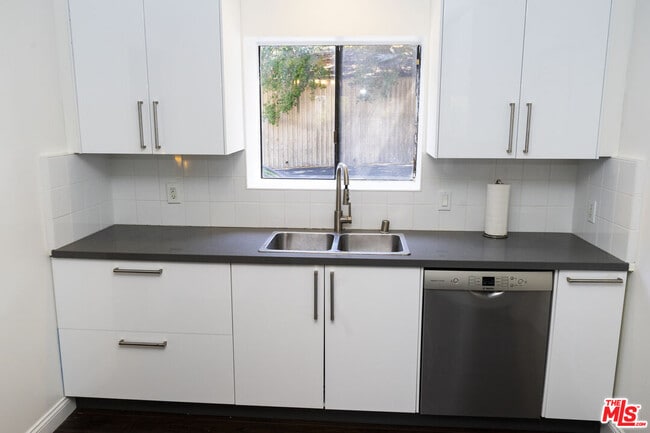 Building Photo - 728 Montecito Dr