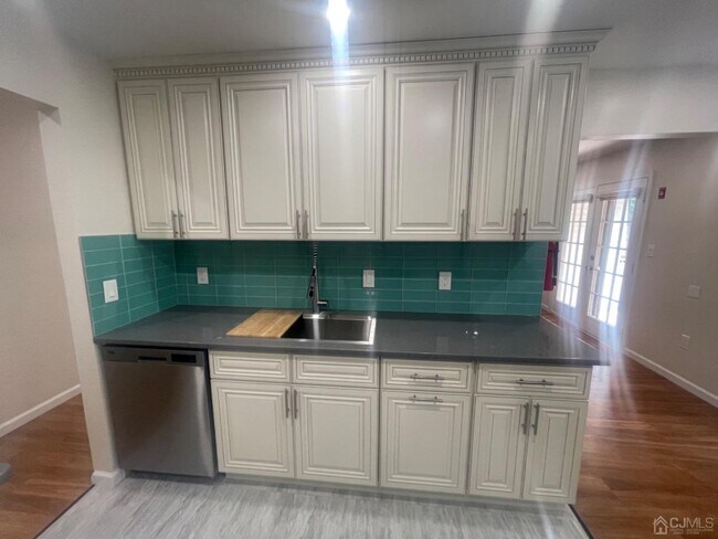 Building Photo - 611 Green Hollow Dr
