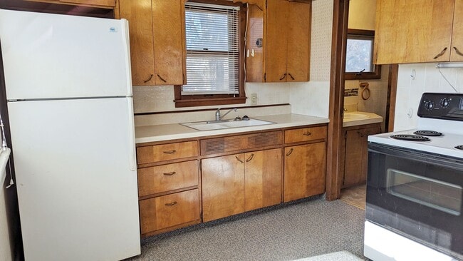 Building Photo - Cozy two bed in quiet town