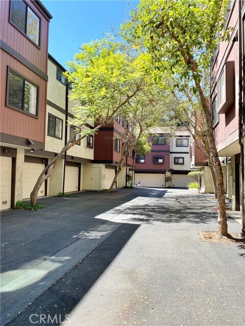 Building Photo - 21931 Burbank Blvd