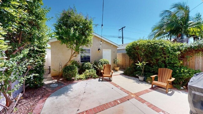 Building Photo - Spacious 4 Bedroom 3.5 Bathroom Coronado H...